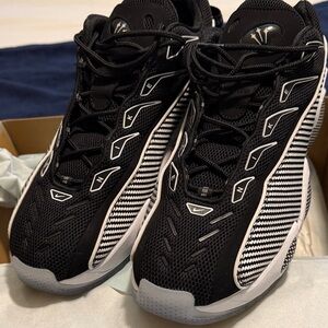 Nike Men's Black and White Athletic Shoes/Nocta